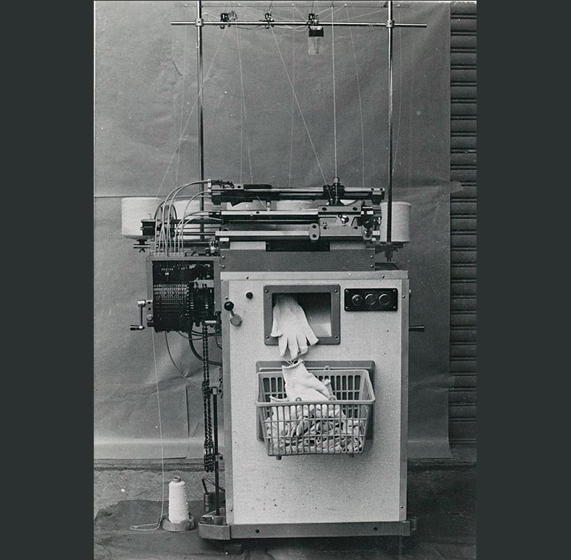 世界初の全自動手袋編み機の開発